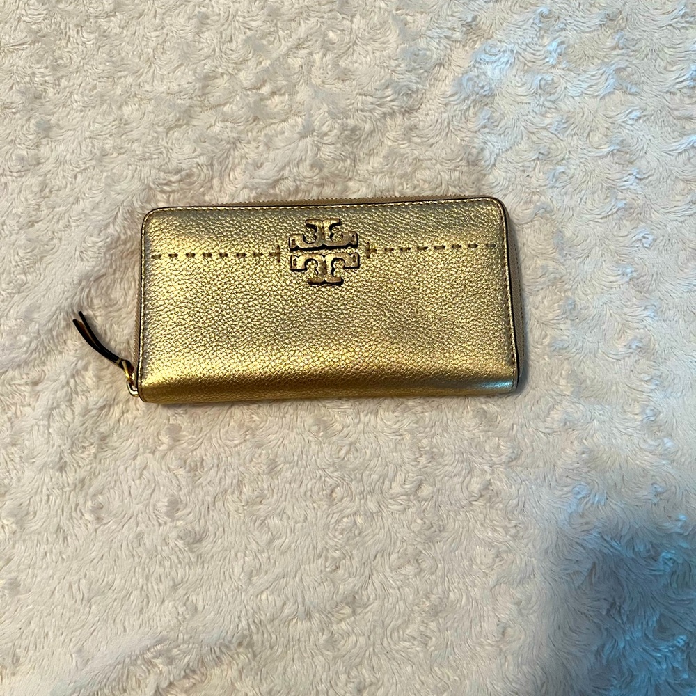 Zip up Continental wallet
